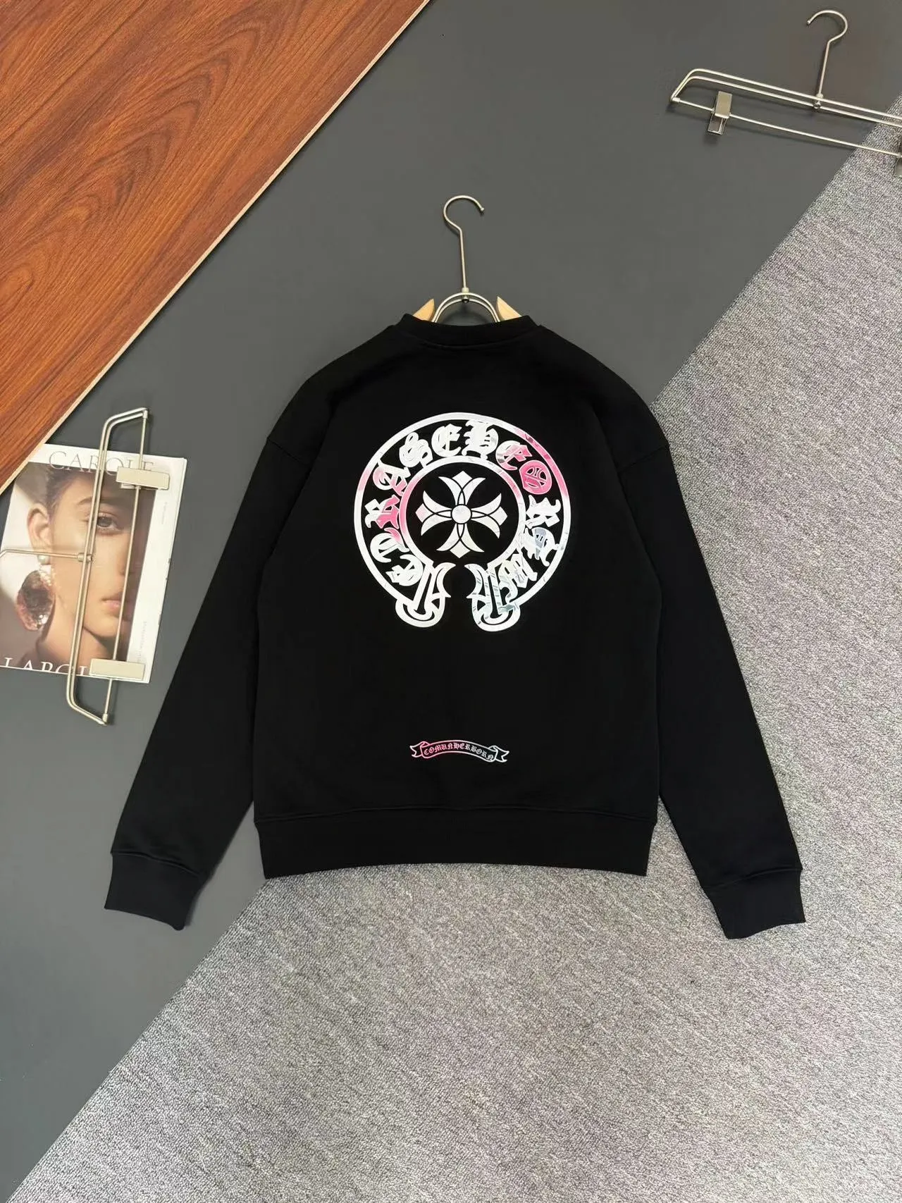 P240 Chrome Hearts*Chrome Hearts* The latest round-neck fashionable long-sleeved sweatshirt for autumn and winter, with printed logo design and 400 grams of pure cotton fabric! It is close to the skin and comfortable, durable and easy to wear. The original factory craftsmanship is meticulous. It is a must-have for casual wear. Size S M L XL XXL